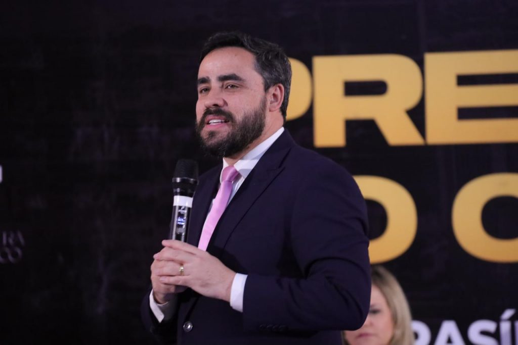 Especialista direito previdenciario Almir Reis em palestra.